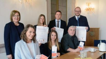 Bild: Gabi Schönberger
Der Bezirk Oberpfalz hat Landratsamt Neustadt eine neue Beratungsstelle für Behinderte und Pflegebedürftige installiert. Deren Ansprechpartner sind (sitzend, von links) Carolin Hecht, Nadine Gerl und Ekkehard Gauglitz.