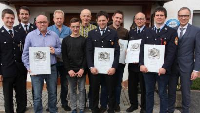 Bild: kro
Die Feuerwehr Kondrau ehrte langjähruige Mitglieder. Unser Bild zeigt von links, Kommandant Michael Richtmann, Vorsitzender Alexander Kolb, Markus Hecht, Franz Schneider, Maurice Schmidkonz, Johann Schmid, Stefan Grillmeier, Christian Sommer, Bernhard Müller, Alois Riedl und Bürgermeister Bernd Sommer.