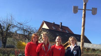 Bild: exb
Die örtliche Leiterin Renate Schönberger (hinten rechts) und junge Rotkreuzlerinnen, die für ihr langjähriges Engagement in der Jugendgruppe ausgezeichnet wurden.