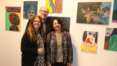 Bild: Andrea Herdegen
Zur Ausstellungseröffnung in Hof begrüßen Kunstvereins-Vorsitzende Annie Sziegoleit und Kurator Stefan Voit mit als Ehrengast Kevin Coynes Witwe Helmi (links).
