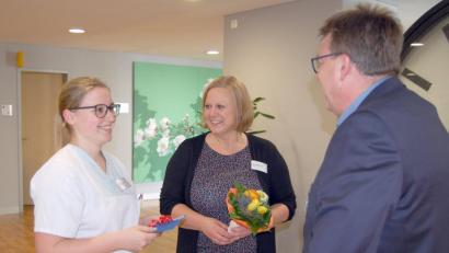 Bild: Klinikum/Dietl
Pflegedirektorin Kerstin Wittmann (Mitte) und Kaufmännischer Direktor Hubert Graf freuen sich mit Franziska Dischner (links).