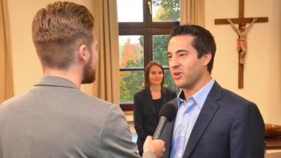 Archivbild: rti
Stefan Löw (rechts) bei einem Interview.