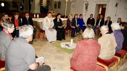 Bild: wku
Das ökumenische Ehetreffen beginnt mit einer Andacht in der Schnaittenbacher Kirche.
