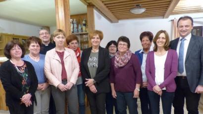 Bild: sl
Martina Maier (Mitte) führt mit Ingrid Kammerer (Vierte von links) die Frauengruppe weiter und werden von Antia Kleber, Kerstin Rieder, Gisela Guse, Regina Reil, Anna Meindl, Christa Brünsch und Manuela Weißenburger (von links) unterstützt und dazu gratulierten Bürgermeister Anton Kappl (rechts) und Pfarrer Adam Nieciecki (Dritter von links) (sl)
