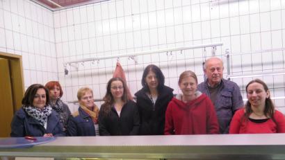 Bild: jzk
In der Kemnather Ausgabestelle warten die Helfer auf die Abholer: Nicole Fürst (Vorsitzende der Mitterteicher Tafel), Jutta Deiml, Anni Riedl (Leiterin der Mitterteicher Tafel), Ines Schieder, Carolin Weber-Bittner, Gudrun Wittmann, Günther König und Carola Müller (von links).