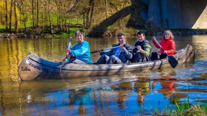 Bild: arr
Alexandra Beier vom Tourismusbüro Nabburg, Stellvertretender Landrat Jakob Scharf, der Trausnitzer Bürgermeister Martin Schwandner und Bezirkswanderwartin Romy Reitinger (von links) paddelten auf der Naab.