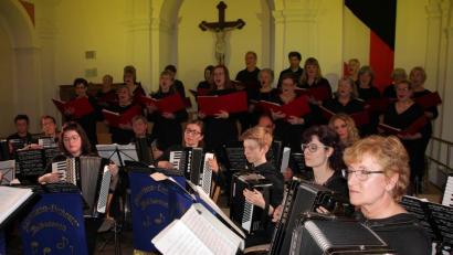 Bild: kro
Das 1. Akkordeonorchester Waldsassen und der Chor Alt-Lietzow luden zu einen Benefizkonzert in die Klosteraula.