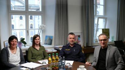 Bild: kgg
Mit Gastronomen, Anwohnern und Polizei fand im Kunsthaus ein runder Tisch hinsichtlich der Außenbewirtschaftung in der Waldsassener Innenstadt statt: Im Bild (von links) Beatrix Rustler, Andrea Ernstberger, Polizeihauptkommissar Manfred Liebl und Bürgermeister Bernd Sommer.