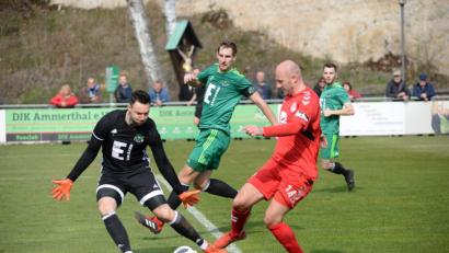 Bild: brü
Die Ammerthaler Abwehr um Torhüter Christoph Sommerer (links) und Kapitän Mario Zitzmann (Mitte) muss sich wohl auf einen eher ungemütlichen Abend einstellen. Die Drittliga-Reserve der Würzburger Kickers II knackte am vergangenen Wochenende beim Sieg gegen Titelanwärter TSV Aubstadt die beste Defensive der Bayernliga Nord gleich dreimal.