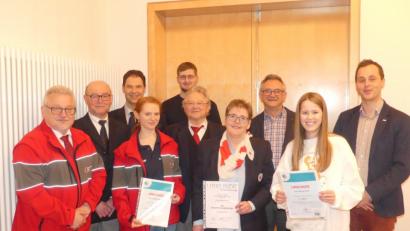 Bild: rtw
Die Geehrten des Bayerischen Roten Kreuzes Neukirchen mit Bereitschaftsleiter Leonhard Pickel (Zweiter von links), BRK-Kreisvorsitzendem Gerd Geismann (erste Reihe, Mitte), Zweitem Bürgermeister Wolfgang Rattai (Dritter von rechts) und Kreisgeschäftsführer Sebastian Schaller (rechts).