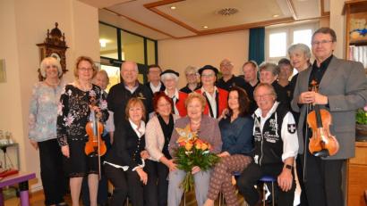 Bild: hcz
Else Kraus (vorne, Mitte) feiert mit Töchtern Ulla und Ina (links und rechts daneben) sowie Sohn Bernd (sitzend, rechts) und vielen weiteren Gästen.