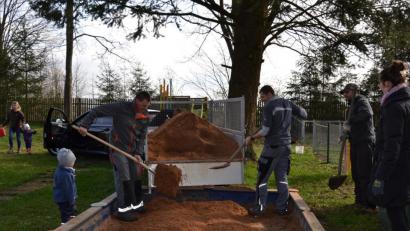 Bild: gi
Reges Treiben herrschte beim Gartentag der Kindertagestätte St. Anna. Engagierte Mütter und Väter des Elternbeirats, freiwillige Eltern und das Personal brachten den Garten für den Nachwuchs auf Vordermann. Mit neuem Sand wurde zum Beispiel der Sandkasten der Kinderkrippe gefüllt.