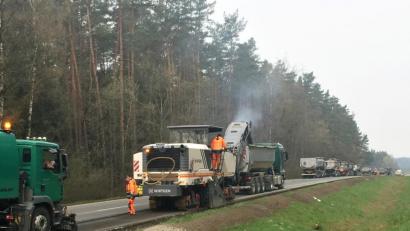 Bild: Stefan Noll
Die Großfräse trägt fortlaufend die oberste Asphaltschicht ab und spuckt sie auf die Sattelzüge, die in langer Reihe warten.