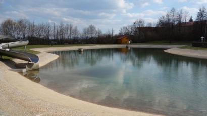 Bild: fjo
Eine Überlaufrinne zwischen der Rutsche (links) bis hinüber zum Biergarten (rechts) soll die Verteilung von Chlor im Naturbadesee der Freizeitanlage "Bäckeröd" beschleunigen.