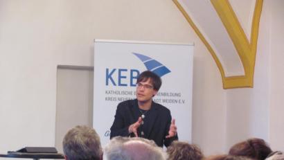 Bild: rbr
Adrian Roßner referiert in Speinshart bei der KEB zum Thema „Wie Leben gelingt 2.0“ über die vielen Gesichter der Heimat.