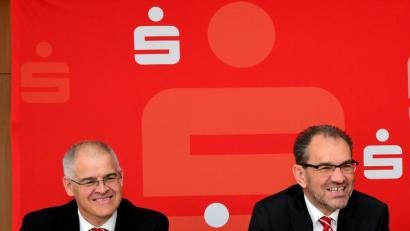 Bild: Petra Hartl
Gute Laune bei den Vorständen Alexander Düssil (links) und Dieter Meier. Die Sparkassen-Zahlen für 2018 haben die Erwartungen übertroffen.