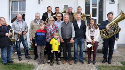 Bild: njn
Die Stadtkapelle überbringt ihrem Ehrendirigenten Josef Faltenbacher (erste Reihe, Vierter von rechts) einen musikalischen Gruß zum 80. Geburtstag. Mit auf dem Bild: Faltenbachers Tochter Tanja (Fünfte von links) mit Ehemann Jürgen (Fünfter von rechts) und den Kindern Simon und Kilian (Vierter und Sechster von links) sowie das Leiterduo der Stadtkapelle mit German Martetschläger (Zweiter von links) und Robert Faltenbacher (rechts).