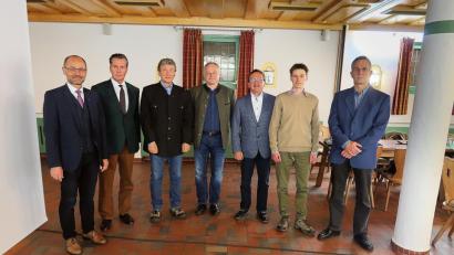 Bild: bsc
Der langjährige Forstbetriebsleiter Gerhard Schneider (Dritter von links) hat für den Naturpark Steinwald viel geleistet und zahlreiche Maßnahmen unterstützt. Bei der Jahreshauptversammlung dankten (von links) stellvertretender Landrat Alfred Scheidler, Naturpark-Vorsitzender Eberhard Freiherr von Gemmingen-Hornberg sowie der Vorsitzende der Steinwald-Allianz Hans Donko (Dritter von rechts) und der Leiter der Koordinierungsstelle für die 19 bayerischen Naturparke, Arjen de Wit (Zweiter von rechts). Forstdirektor Dirk Lüder (rechts) und Forstbetriebsleiter Norbert Zintl (Mitte) wünschten sie viel Erfolg.