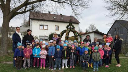 Bild: fppö
Nach getaner Arbeit stellten sich die Kinder mit den Helferinnen um Ingrid Köstler und Monika Hein (hinten, Dritte und Vierte von links) vom Obst- und Gartenbauverein Groschlattengrün zu einem Erinnerungsfoto vor der bunten Osterkrone auf.
