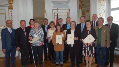 Bild: gib
Die Geehrten erhielten die Pflegemedaille samt Urkunde aus den Händen von Regierungspräsident Axel Bartelt (Fünfter von links). Vertreter aus den Kommunen gratulierten.