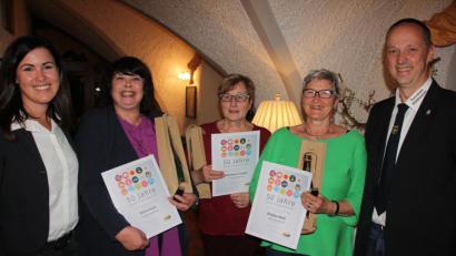 Bild: kro
Seit 50 Jahren sind drei Mitglieder dem TV Waldsassen treu verbunden. Unser Bild zeigt (von links) Sportkoordinatorin Johanna Neumann, Silvia Stark, Hannelore Fischer, Birgitta Mark und stellvertretender Vorsitzender Werner Rustler.