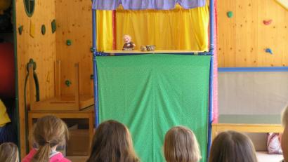 Bild: öt
In der Turnhalle des Kinderhauses zog Animateurin „Flusi“ die Kleinen mit ihrem Kasperltheater in ihren Bann.