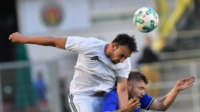 Bild: A. Schwarzmeier
Dominik Huber (links) köpfte zu Saisonbeginn noch für die SpVgg SV Weiden den Ball aus der Gefahrenzone. Mittlerweile ist der Verteidiger beim TSV Bad Abbach gelandet, auf den die Weidener im Freitag-Heimspiel treffen.