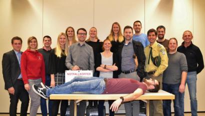 Bild: ohr
Die Theatergruppe der Landjugend Stulln probt fleißíg. Das Bild zeigt (von links): Jakob Stuiber, Anna Pröls, Lukas Wabro (Technik), Agathe Obermeier, Bettina Luber (Souffleuse), Markus Kiener, Stefanie Zenger, Lisa Fenchl, Christina Wirkner, Stephan Schatz, Daniel Markgraf, Johann Vetter, Thomas Koller (Bühnenbau), Christoph Bierner und Hans Prüfling (Regisseur)