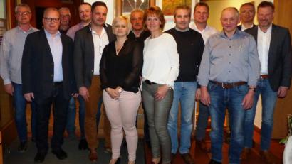 Bild: gto
Der CSU-Ortsverband Lintach-Pursruck wählt einen neuen Vorstand (von links): Tobias Göbl, Werner Fruth Benjamin Weiß, Stefan Beyerlein, Ramona Beyerlein, Hans Schwarz, Mandy Göbl, Michael Schneider, Vorsitzender Peter Göbl, Zweiter Bürgermeister Franz Weiß, Kreisvorsitzender Harald Schwartz und Bürgermeister Alwin Märkl.