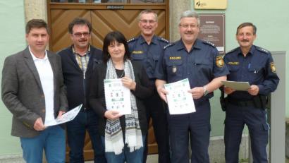 Bild: Portner
Erster Polizeihauptkommissar Robert Feuerer (Zweiter von rechts) und die beiden Polizeihauptkommissare Georg Pfannenstein und Karl-Heinz Senft (rechts) informierten die Bürgermeister Gerald Reiter (von links), Manfred Dirscherl und Birgit Höcherl über die Kriminalstatistik 2018.