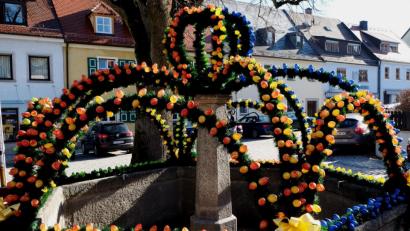 Bild: le
Ein Blickfang im Frühling: Der Osterbrunnen auf dem Luitpoldplatz.