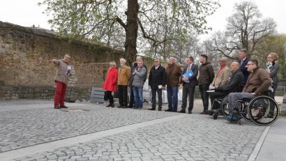 Bild: Wolfgang Steinbacher
Ortstermin auf der Referenzfläche am Malteserberg. Norbert Füger, Leiter des städtischen Tiefbauamts, erläutert dem Bauausschuss, wie künftig die Altstadtflächen aussehen könnten.