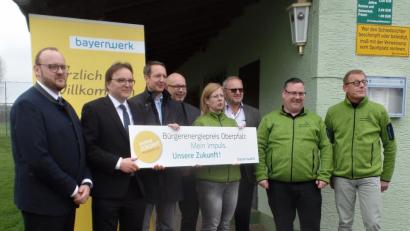 Bild: jml
Gemeinsam starten Landrat Andreas Meier, Regierungsvizepräsident Christoph Reichert, Ingo Schroers, Mitglied des Bayernwerks, Jurymitglied Matthias Rösch vom Energietechnischen Zentrum Nordoberpfalz, Alexandra Kurz, Vorsitzende der Siedlergemeinschaft, Bürgermeister Rudolf Götz sowie Stefan Kurz und Stefan Gebhardt, Hauptinitiatoren des Elektromobilitätstages 2018 (von links)., in Kohlberg das Rennen um den Bürgerenergiepreis 2019.