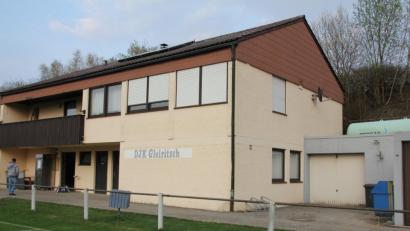 Bild: frd
Das 1980 erbaute Sportheim, das sich in Besitz der Gemeinde befindet, ist etwas in die Jahre gekommen. Die Verwaltung hat den Auftrag erhalten, die Ausschreibung für neue Fenster und Türen auf den Weg zu bringen.