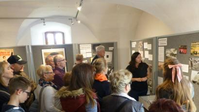 Bild: exb
Wenn Birgit Plößner und Wolfgang Houschka durch die Ausstellung führten, herrschte Andrang im Museum. Denn: Elvis Presley ist auch 41 Jahre nach seinem Tod noch ein Megastar, der einen großen Fankreis hat.