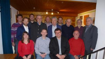 Bild: bk
Geschlossenheit prägte die Neuwahlen der CSU. Thomas Schönberger (vorne, Zweiter von rechts) bleibt an der Spitze und sagte Bürgermeister Ludwig Biller die volle Unterstützung des Ortsverbandes Kaltenbrunn zu.
