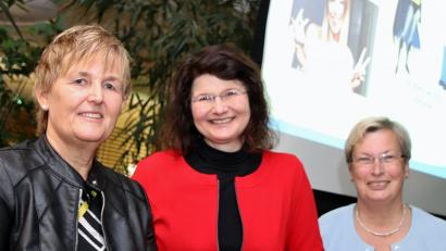 Bild: Thomas Dobler
Die Medienexpertin Maya Götz (Mitte) kam auf Einladung von Helga Forster (links) und Dorothea Seitz-Dobler (rechts) nach Schwandorf, um im Foyer der Sparkasse über Geschlechterbilder und Rollenklischees in den Medien zu sprechen.