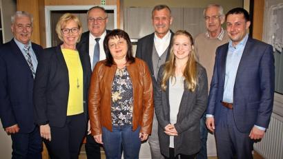 Bild: R. Kreuzer
Der neu gewählte Vorstand (von links) Reinhard Meier,Sabine Zeidler, Lothar Höher, Christine Quandt, Hans-Jürgen Gmeiner, Elisa Hofmann, Martin Mahl und Stephan Gollwitzer führt das Kartell.