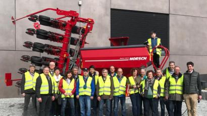 Bild: no
Die Führung leitete Roman Scheller (rechts), der bei der Firma Horsch für den Bereich Produktion/Marketing zuständig ist. Zweiter von links Werner Englhard, der die Informationsfahrt organisierte.