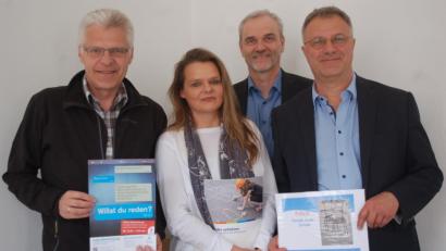 Bild: gib
Einen Einblick in die Arbeit der KJF-Familienberatungsstellen gaben (von links) Hermann Scheuerer-Englisch (Regensburg), Britta Ortwein-Feiler (Cham), Robert Gruber, KJF-Abteilungsleiter für Jugendhilfe, und Hans Kirmer (Straubing).