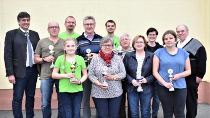 Bild: rgr
Die Stadtmeister in der Einzelwertung freuen sich über ihre guten Ergebnisse und über die Pokale. Bürgermeister Edgar Knobloch (links) und Stadtverbandsvorsitzender Gerhard Mark (rechts) gratulieren dazu.