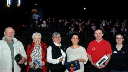 Bild: Stephan Huber
Vor dem Film Monsieur Claude 2 gab es beim AZ-Film-Frühstück Preise von Oberpfalz-Medien zu gewinnen. Von links: Johann Kiener, Hella Bollwein, Hermine Krämer, Marie Argentieri, Alex Axt und Marina Siegritz. 	Bild: Huber