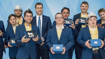 Ministerpräsident Markus Söder (Fünfter von links) und Trainer Ludwig Weidel (rechts) freuen sich mit dem erfolgreichen Team.