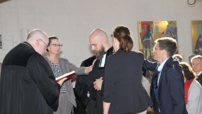 Bild: ads
Regionalbischof Hans-Martin Weiss (links) erteilt Pfarrer David Scherf (Mitte) im Beisein seiner Assistenten Pfarrer Samuel Fischer, Rebecca Scherf (von rechts) und Brigitte Rosenberger (Zweite von links) die Ordination. Scherf tritt in der Erlöser-Gemeinde die Nachfolge von Johannes Blohm an.