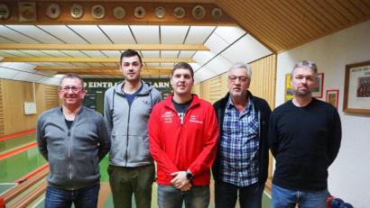 Bild: gz
Der neue Vorsitzende Erhard Reil (Dritter von links) wünscht sich mit (von rechts) Kassier Timo Wessel, Schriftführer Hans Stahl, Stellvertreter Sandro Schmucker und Sport-und Jugendwart Thomas Hacker gute Zusammenarbeit.