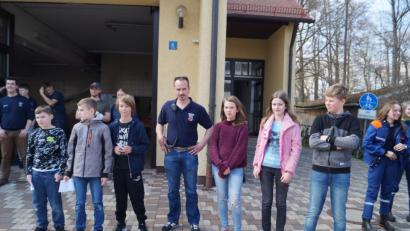 Bild: du
Das Interesse der Jugendlichen ist zwar etwas gesunken, dennoch freut sich Jugendwart Christian Robl (Mitte), dass er zum Jugendwerbetag 6 Buben und Mädchen am Gerätehaus begrüßen kann.