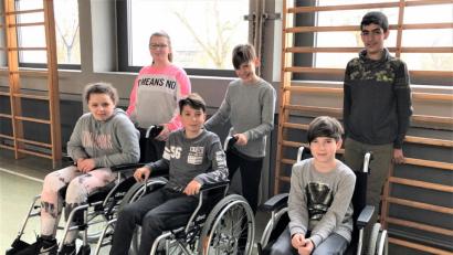 Bild: rgr
Die Schüler der 5. und 6. Klasse der Grafenwöhrer Mittelschule testen beim Projekt "Inklusion" aus, wie es ist, im Rollstuhl zu sitzen.