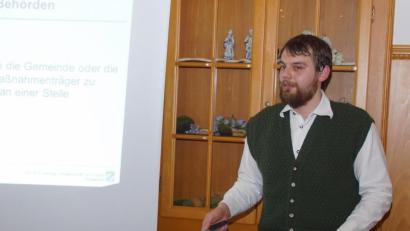 Bild: mmj
Forstanwärter Christian Pregler bei der Vorstellung des Projets "Rückewegebau".
