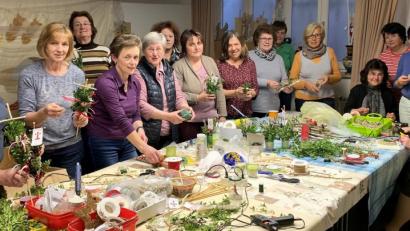 Bild: mez
Viele fleißige Hände der KAB-Frauen (Bild) pflegen den Brauch des Palmbuschenbindens. Auch die Landfrauen sowie die Kommunionkinder der Herz-Jesu-Pfarrei kommen wieder zusammen, um gemeinsam die Karwoche vorzubereiten.