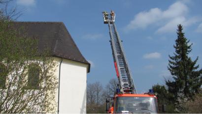 Bild: sei
Mit der Drehleiter der Feuerwehr Weiden begutachtete Harald Puckschamel, Vorsitzender des Fördervereins das Dach der Moritzkirche. Dies war duch den Einsatz von Brandmeister Michael Wirth möglich.